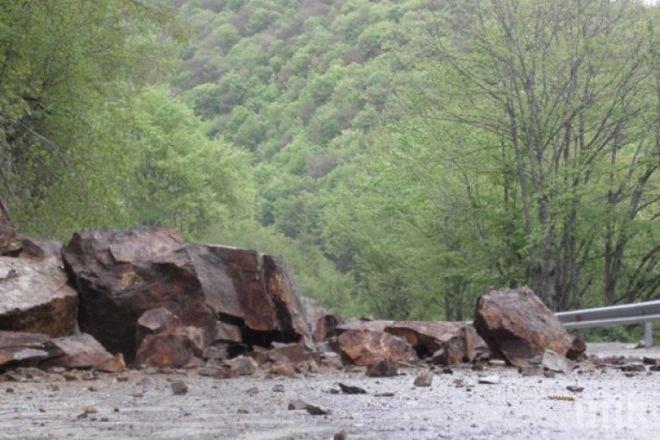 Свлачище затапи пътя за Рилския манастир