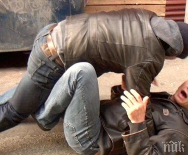 Бой за канабис в Сандански! Бивш пожарникар и селски мутри пребили 31-годишен, трошили столове в гърба му