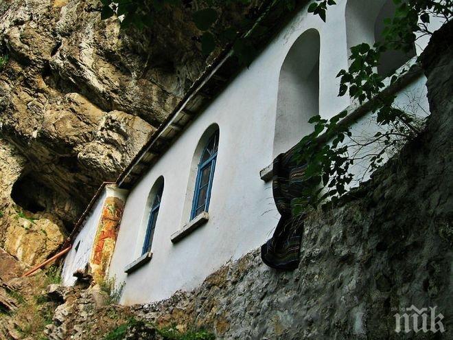 Доброволци съживяват Разбоишкия манастир