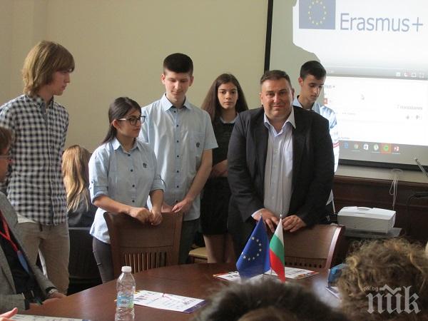 Евродепутатът Емил Радев приветства ученици от пет държави, разработващи проект във Варна