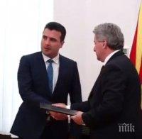 НАЙ-СЕТНЕ! Македонският президент връчи на Зоран Заев мандат за съставяне на правителство  (ВИДЕО)