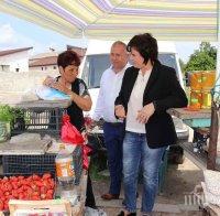 Корнелия Нинова се пусна по дънки на пазар, купи от скъпите ягоди в Карабунар (СНИМКИ) 