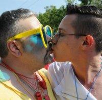 Смях! Събират пари с есемеси за гей парада в София
