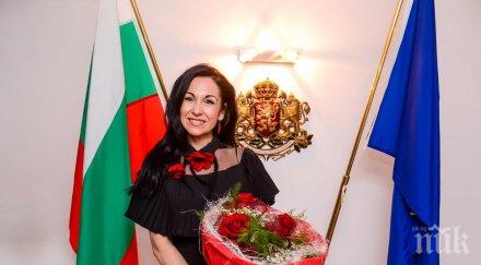 уникално родна дизайнерка рисува картини вълна снимки