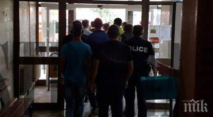 напрежението реанимацията петрич спадна полицията укроти 100 роми пищяха припадаха вестта починал близък