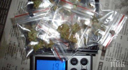 заловиха трима наркопласьори ромския квартал добрич