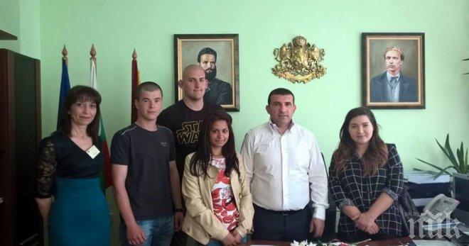 Общината в  Девня подпомогна абитуриенти с по един родител