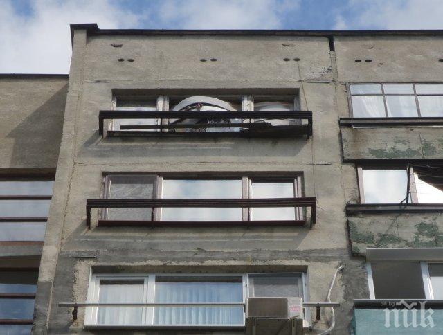 ФИЛМ НА УЖАСИТЕ! Баба живее в нечовешка мизерия, гонят я от блока (СНИМКИ)