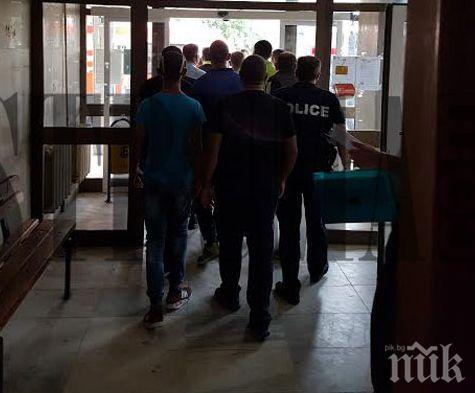 Напрежението пред реанимацията в Петрич спадна! Полицията укроти 100-те роми, които пищяха и припадаха при вестта за починал близък