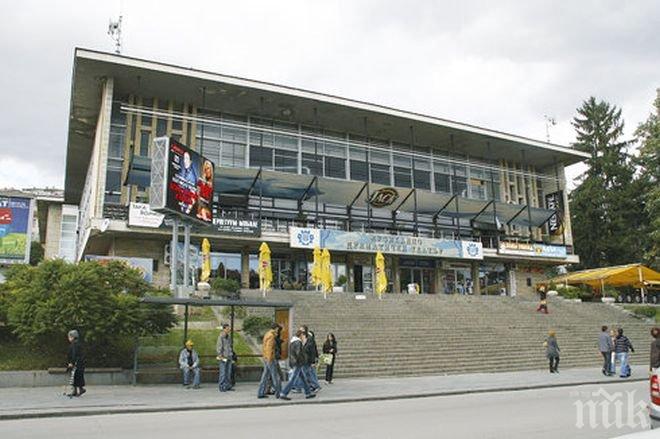 ЕКШЪН В ТЪРНОВО! Психар заплаши театър с бомба