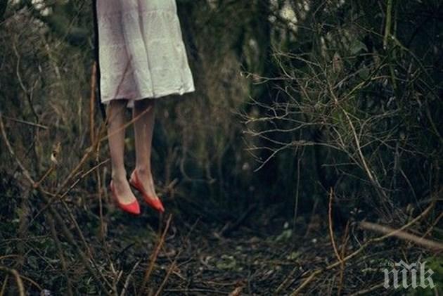 РАЗТЪРСВАЩА ТРАГЕДИЯ! Съпруг търси жена си цяла нощ - откри я обесена на електрически стълб