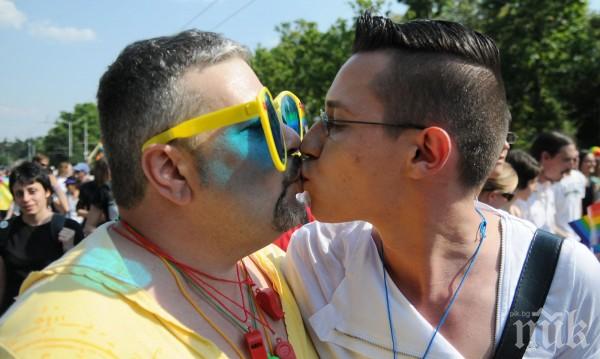 Смях! Събират пари с есемеси за гей парада в София