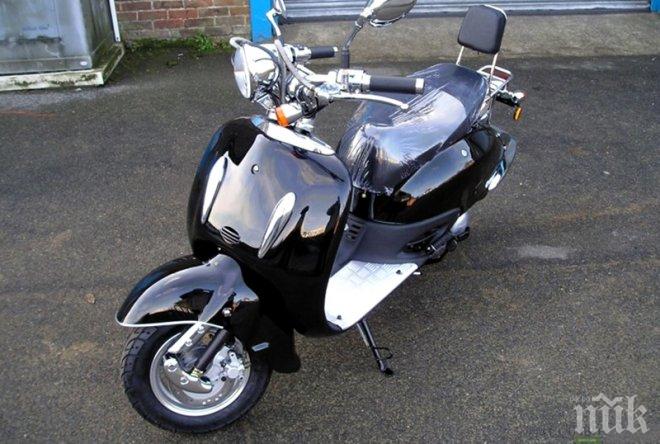 Полицаи ловят тийнейджъри на мотопеди