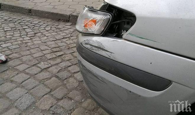 Съсипаха кола в центъра на Бургас, извършителят избяга
