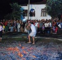 Нестинари танцуват край Паметника на Съветската армия в София