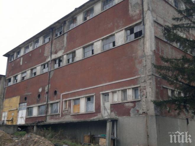 НОВА ТРАГЕДИЯ В ПЕРНИК! Бетонна плоча премаза работник 
