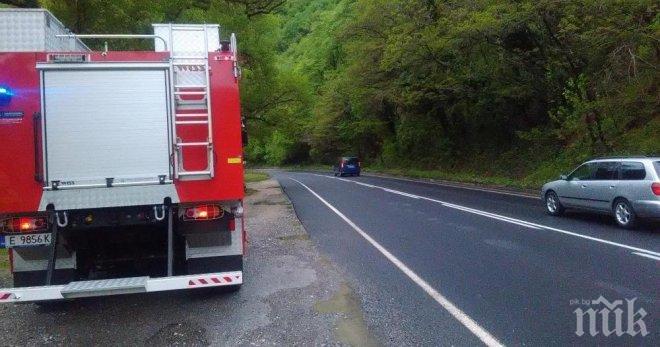 ОПАСНО! Камион разля нафта на пътя край Благоевград! Полиция регулира трафика!