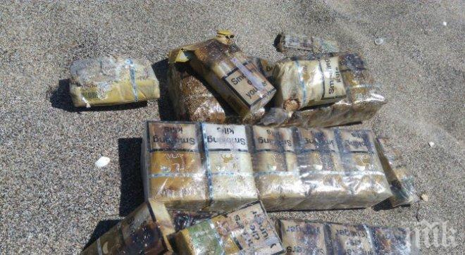 ПРОВАЛЕНА СДЕЛКА! Морето край Корал плюе контрабандни цигари! Хората масово ги прибират!