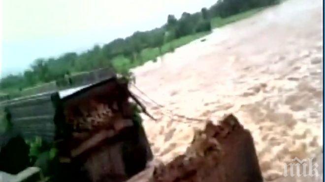 Ужас! Близо 50 души са паднали в река заради срутване на мост в Индия