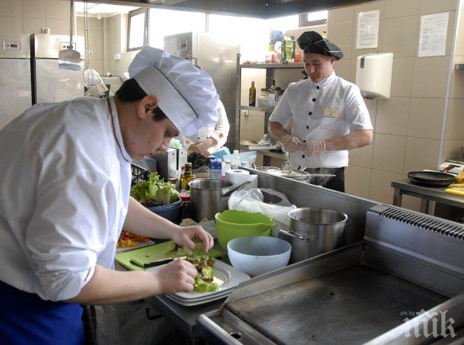 НЯМА ХОРА! Готвачи се мръщят на заплата от 1000 лева