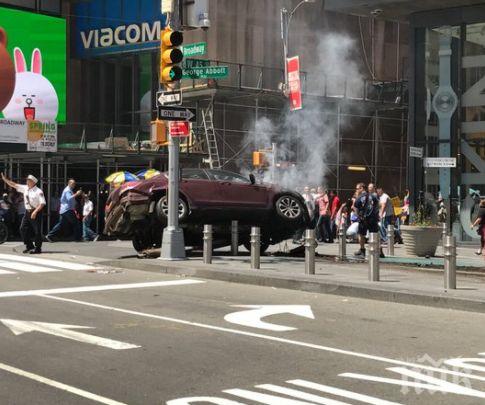 ТЕРОР! Кола се вряза в тълпа в Ню йорк! Има загинал, 10 са ранени (СНИМКИ)
