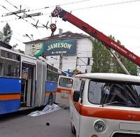 Стълб падна върху тролей, по чудо няма жертви