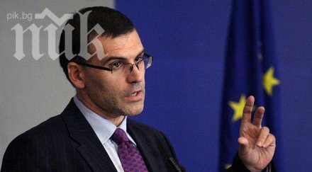 дянков пише книга спасим еврото