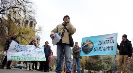 десетима протестираха мвр