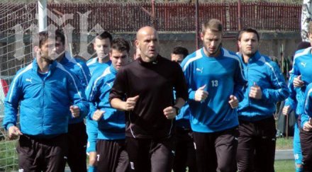 роми нахлуват тренировка левски искат прегледи доктор илиев