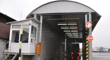 нелегален емигрант открит камион авточасти