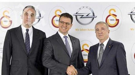 галатасарай опел стиснаха ръцете