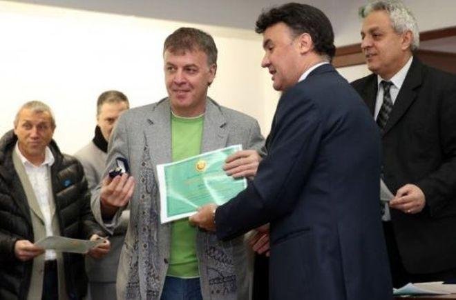 Наско Сираков се закани, че ще реже съдийски глави