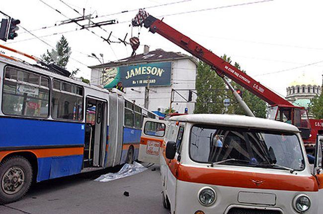Стълб падна върху тролей, по чудо няма жертви