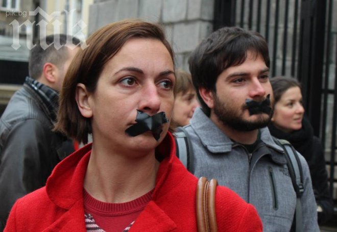 Едва 100-ина журналисти защитиха колега пред Съдебната палата 