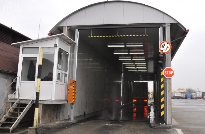 Нелегален емигрант открит в камион за авточасти 