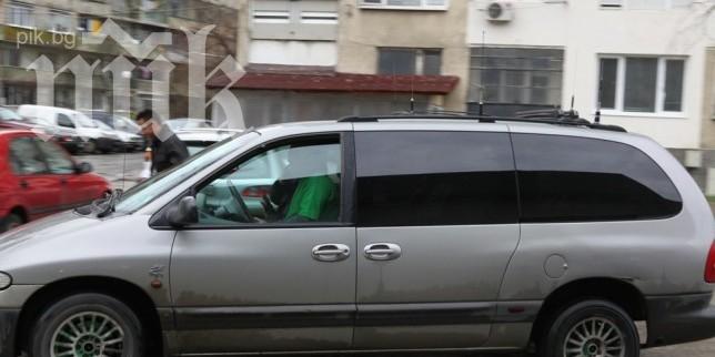 Сивият Крайслер с антените още 10 дни заключен в прокуратурата