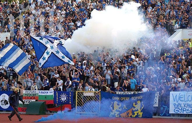 Ултраси атакуват автобус на Левски