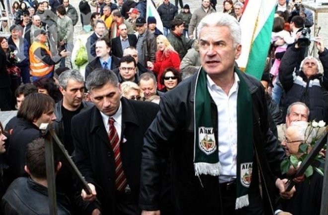 Структури на „Атака” нападнаха Волен Сидеров