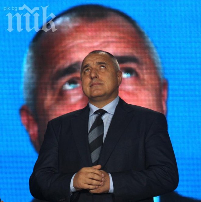 Кой диктатор си дава властта