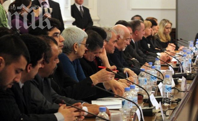 15 ромски организации напуснаха демонстративно срещата с Райков