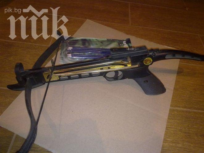 Арестуваха мъж, заплашвал съседи и ченгета с арбалет