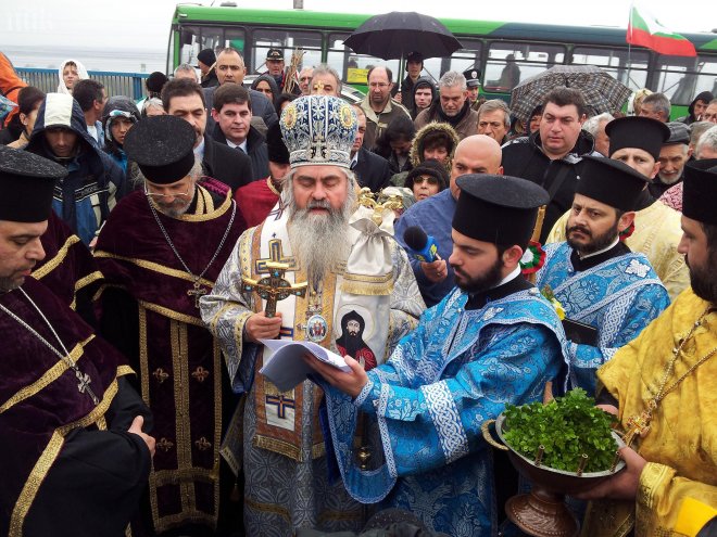 Осветиха Аспаруховия мост срещу самоубийства