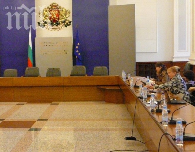 Опасен ток тече из Министерския съвет (Снимки)