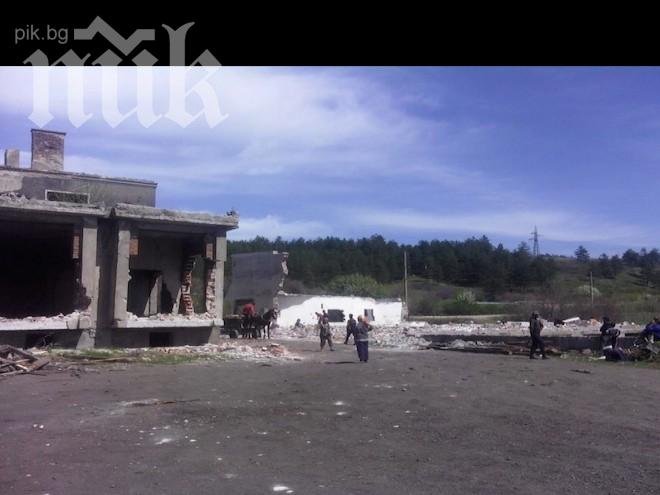 Роми разрушават сгради на БДЖ