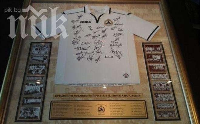 Спонсор награждава Славия с уникална фланелка