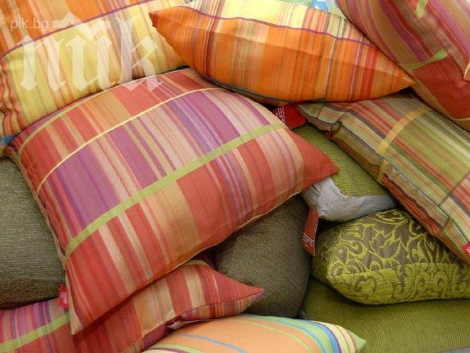 Деца се биха с възглавници в Разлог