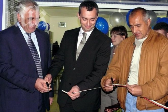 Избирател обвини Николай Младенов в шизофрения