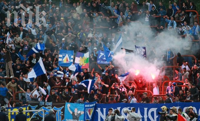 Сините фенове към футболистите от Левски: Страхливи сиви мишки, измитайте се от отбора!