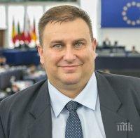 СТРЯСКАЩО! Евродепутатът Емил Радев разкри как ЕС спира продукти за пръскане на посеви, защото предизвикват рак