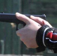 Екшън в Айтос! Пиян охранител от Слънчака размаха патлак пред магазин